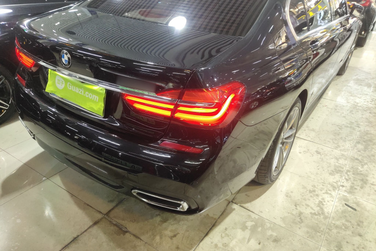 宝马7系 2018款 730Li 领先型 M运动套装车身外观9