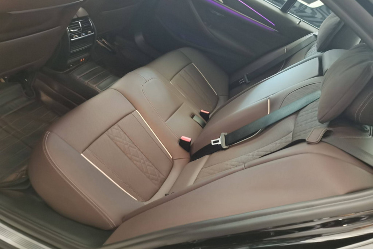 宝马5系 2022款 改款 530Li 领先型 M运动套装中控内饰7004