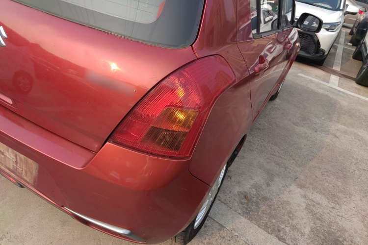 铃木 雨燕 2014款 1.3L 手动标准型车身外观9