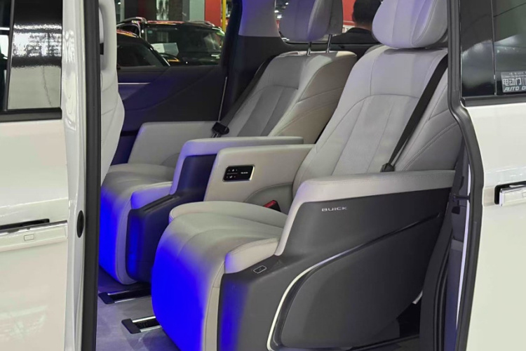 别克GL8 2025款 陆尊 尊享版中控内饰7006