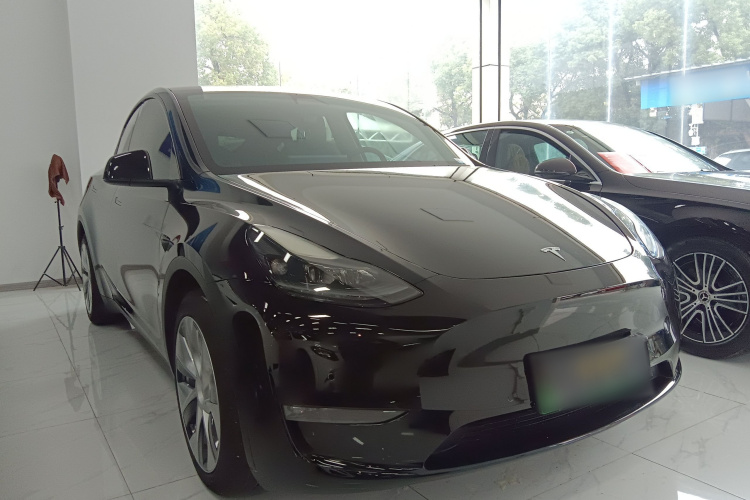 特斯拉 Model Y 2021款 长续航全轮驱动版车身外观3