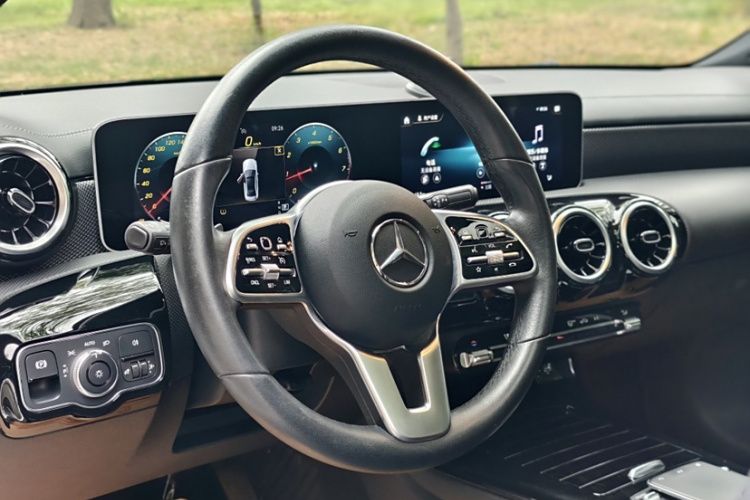 奔驰A级 2020款 改款 A 180 L 运动轿车中控内饰7005