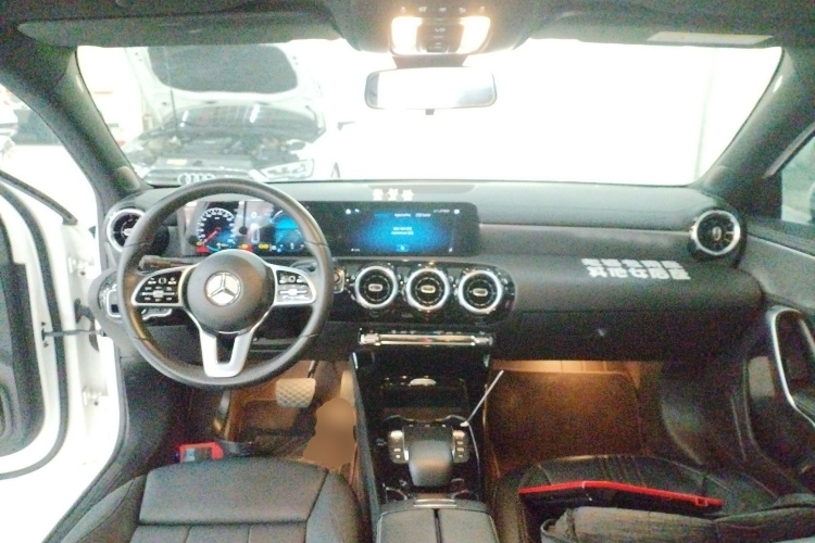 奔驰A级 2022款 A 180 L 运动轿车中控内饰12