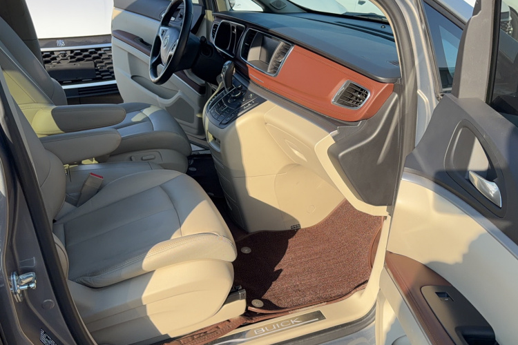 别克GL8 2018款 28T 尊贵型 国VI中控内饰7005