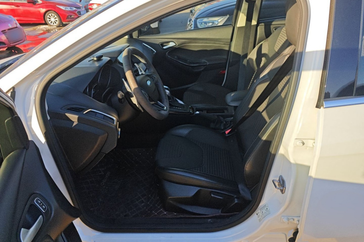 福特 福克斯 2018款 三厢经典 EcoBoost 180 自动精英型中控内饰19