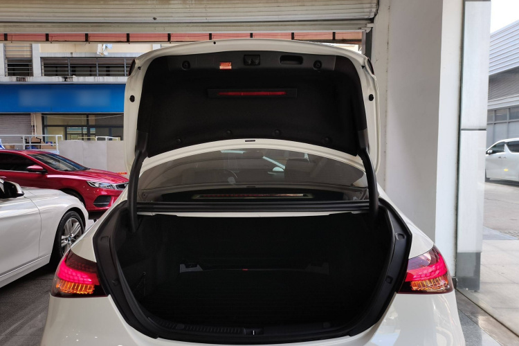 奔驰E级 2023款 E 260 L局部细节23