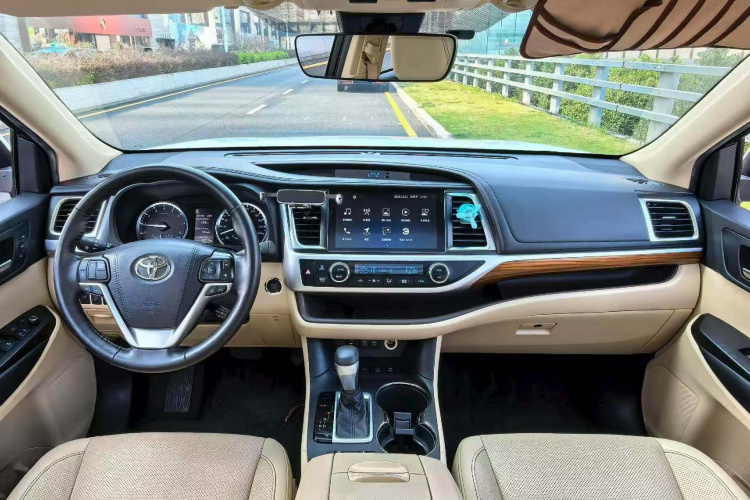 丰田 汉兰达 2018款 2.0T 四驱至尊版 7座 国VI中控内饰7004