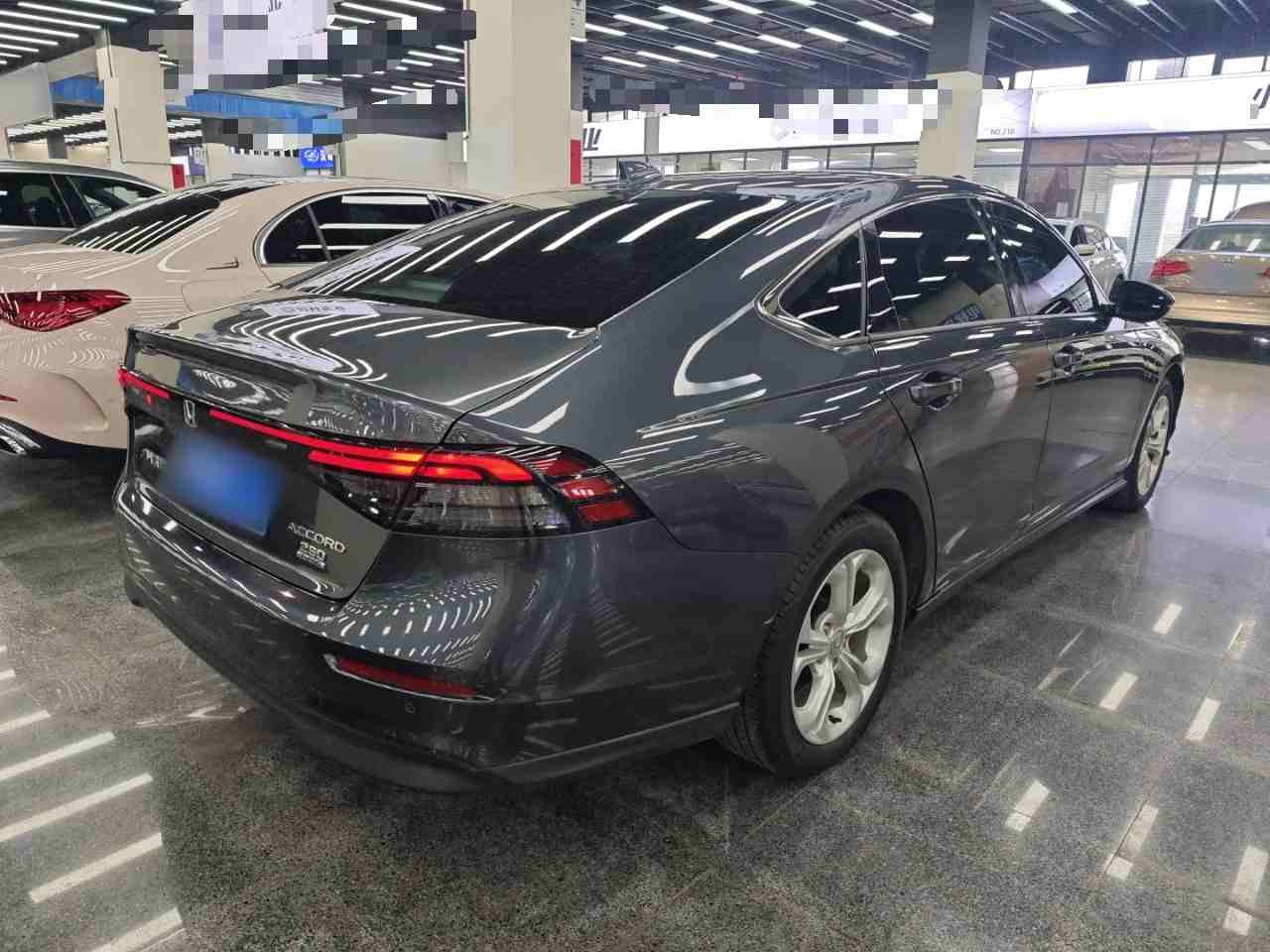 车辆右后45度外观