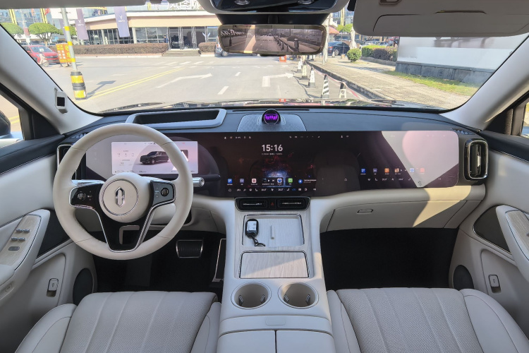 鸿蒙智行 问界M8 2025款 增程 Max+版 53.4kWh 6座版中控内饰7004