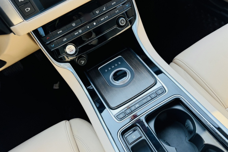 捷豹XFL 2018款 XFL 2.0T 200PS 精英版局部细节18