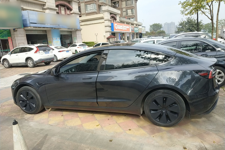 特斯拉 Model 3 2023款 后轮驱动版车身外观4