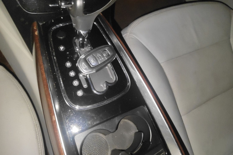 红旗H7 2013款 2.0T 豪华型中控内饰7001