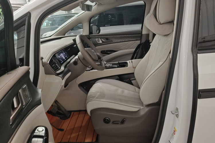 腾势D9 2022款 DM-i 1040 尊贵型中控内饰19