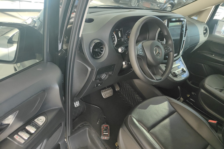 奔驰 威霆 2021款 2.0T 精英版 7座中控内饰7003