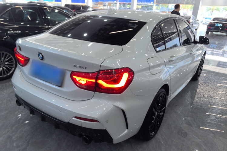 宝马1系 2022款 125i M运动曜夜版车身外观7