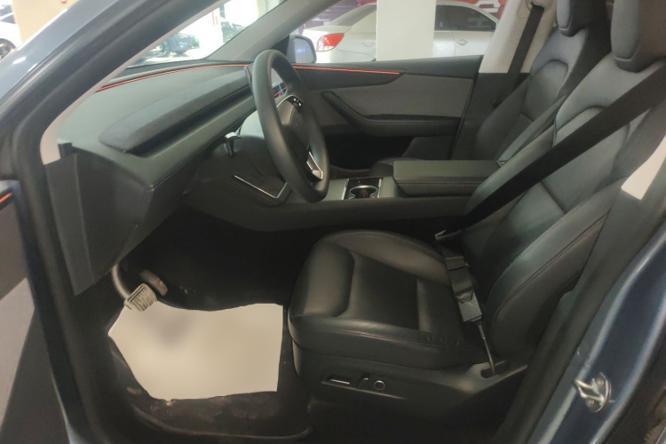 特斯拉 Model Y 2025款 后轮驱动 首发版中控内饰19
