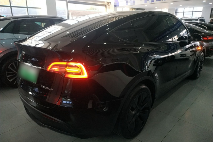 特斯拉 Model Y 2023款 后轮驱动版车身外观7
