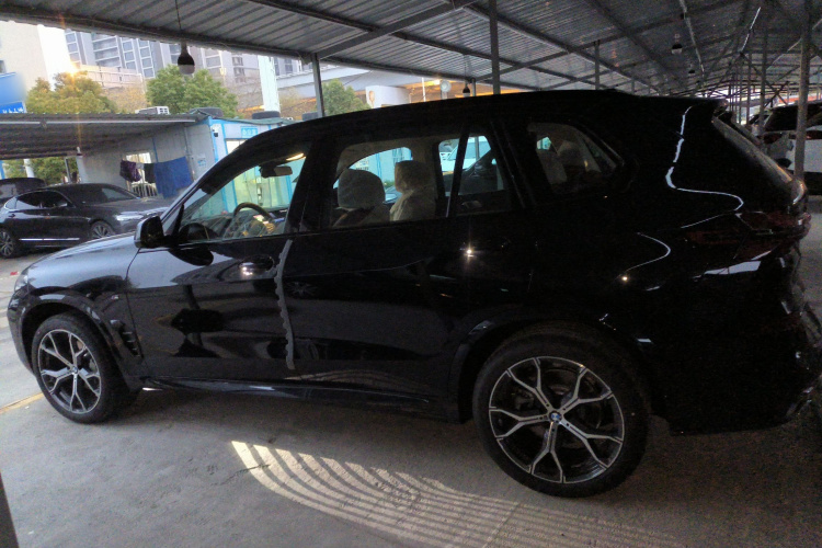 宝马X5 2026款 xDrive 30Li 尊享型M运动曜夜套装车身外观4