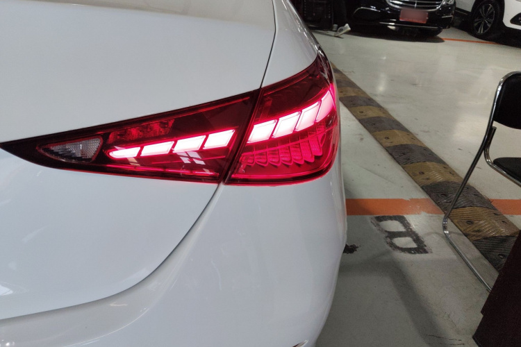 奔驰C级 2022款 C 260 L 皓夜运动版车身外观9