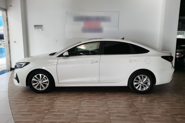 长安 逸动 2025款 PLUS 1.5L 手动豪华版车身外观4