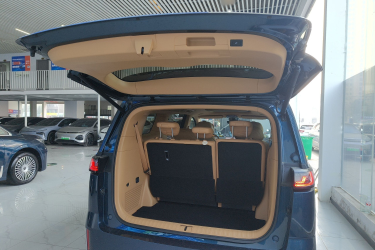 岚图汽车 岚图梦想家 2025款 PHEV 四驱旗舰鲲鹏版机舱底盘23