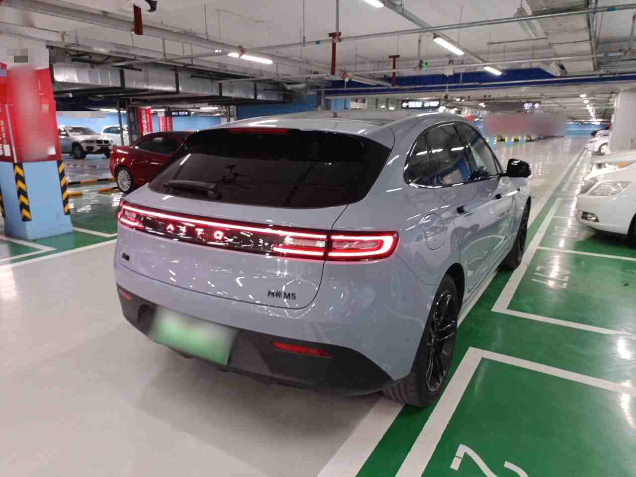 车辆右后45度外观展示