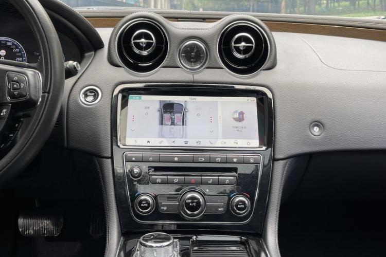 捷豹XJ 2018款 XJL 3.0 SC 两驱典雅商务版中控内饰7007