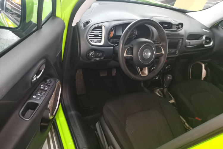 Jeep 自由侠 2017款  180T 自动劲能版中控内饰7003