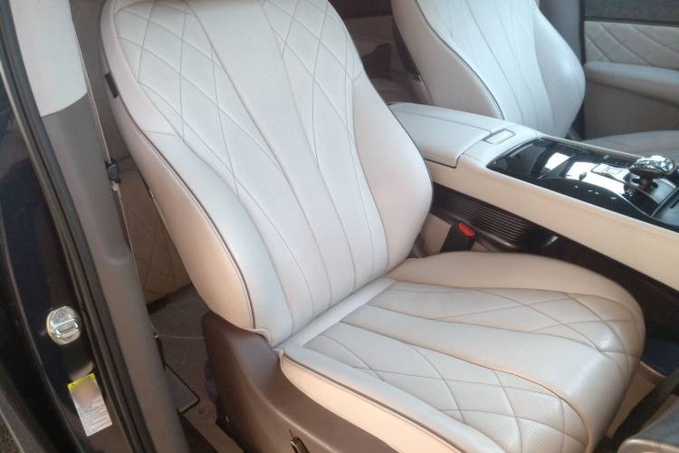 腾势D9 2022款 DM-i 1040 尊贵型局部细节41