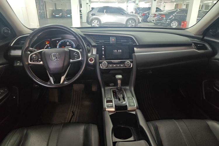 本田 思域 2016款 220TURBO CVT尊贵版中控内饰12