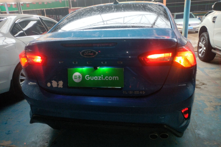 福特 福克斯 2020款 三厢 EcoBoost 180 自动锋潮型车身外观6