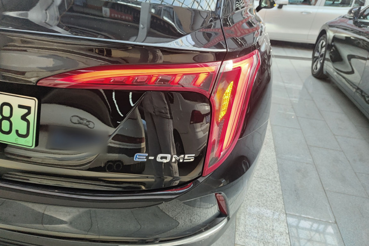 红旗E-QM5 2022款 431km 充电乐享版车身外观9