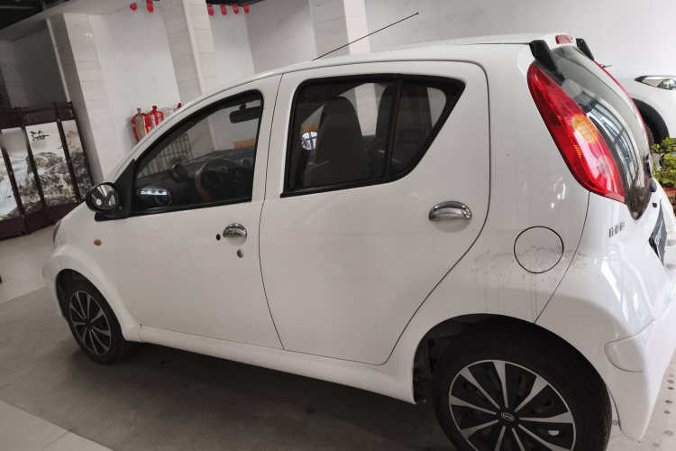 比亚迪F0 2015款 1.0L AMT 铉酷型车身外观4