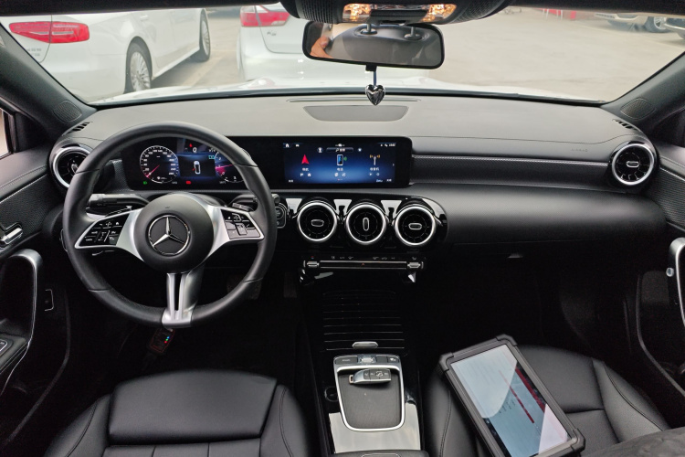 奔驰A级 2023款 A 180 L中控内饰12