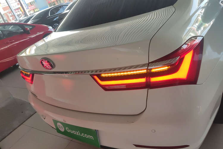 比亚迪 秦 2019款 1.5L 自动豪华型车身外观6