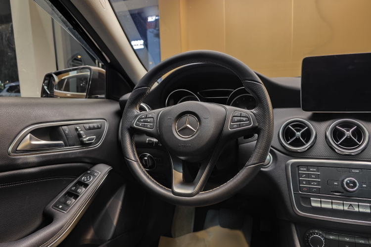 奔驰GLA 2018款 GLA 200 动感型局部细节13