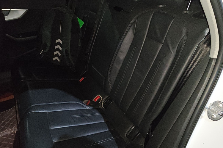 奥迪A4L 2017款 40 TFSI 进取型中控内饰7004