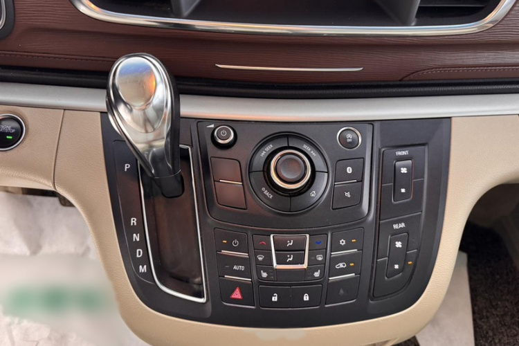 别克GL8 2018款 28T 尊贵型 国VI中控内饰7012