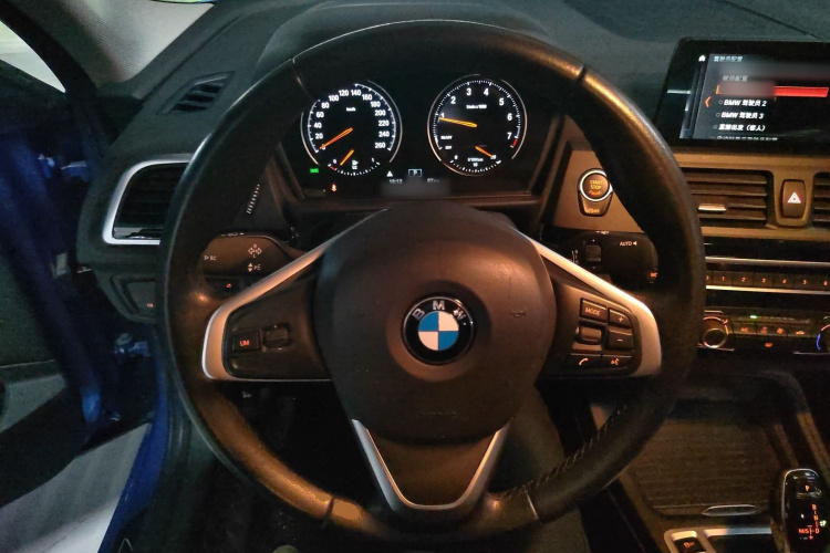 宝马1系 2020款 120i 时尚型中控内饰13