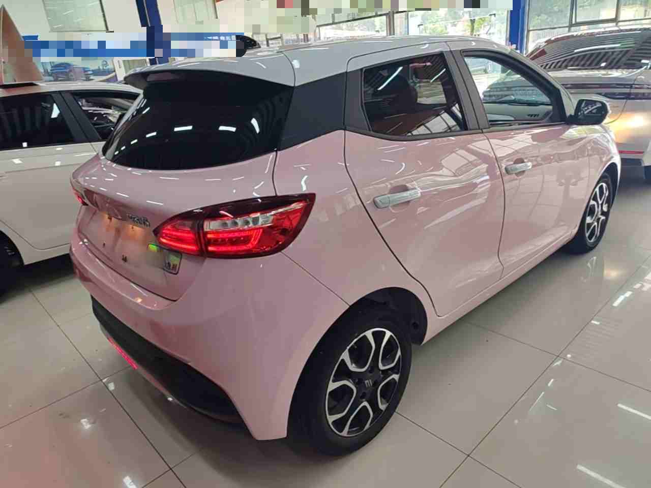 车辆右后45度外观展示