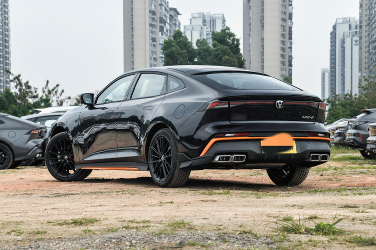 长安UNI-V 2024款 1.5T 尊贵运动型车身外观6005