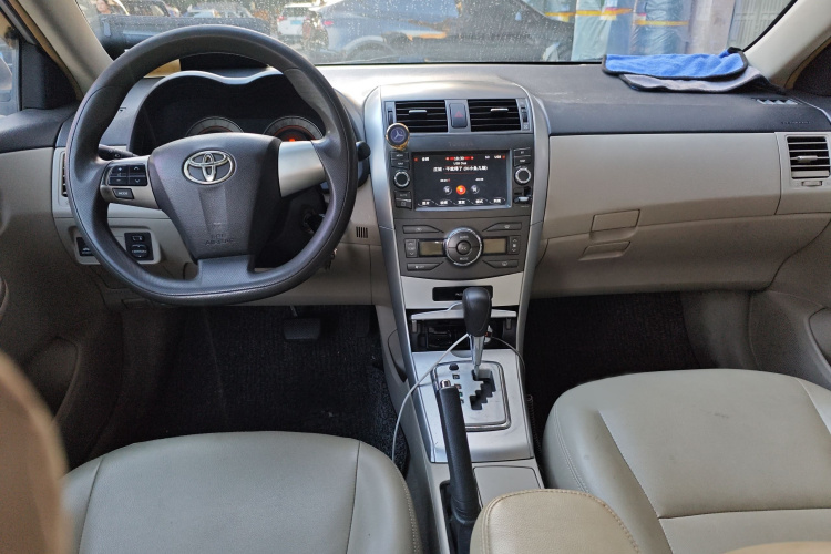 丰田 卡罗拉 2012款 炫装版 1.8L CVT GL-i中控内饰7002