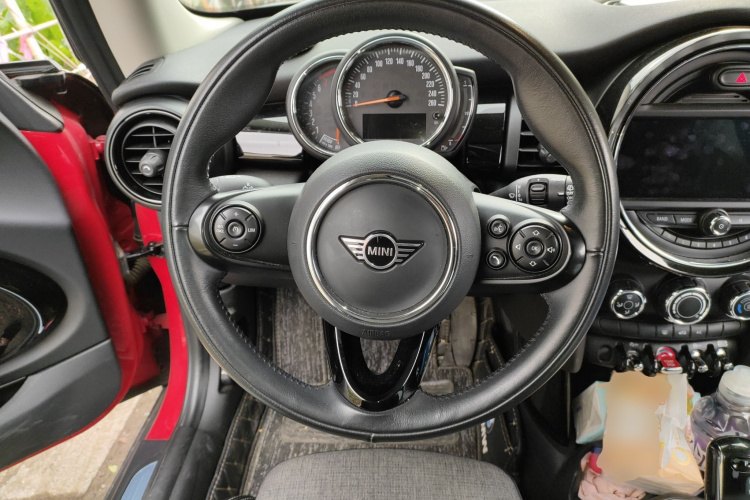 MINI 2019款 1.5T COOPER 经典派中控内饰13