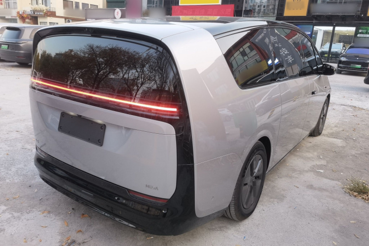 理想汽车 理想MEGA 2025款 Home 家庭特别版车身外观6005