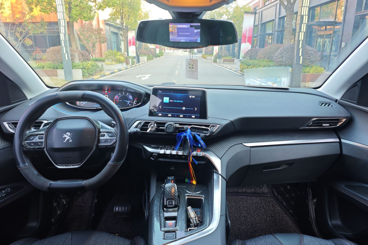 标致5008 2017款 350THP 7座精英版中控内饰7002