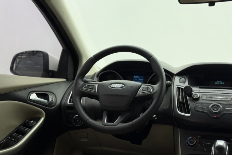 福特 福克斯 2015款 两厢 1.6L 自动风尚型中控内饰7002