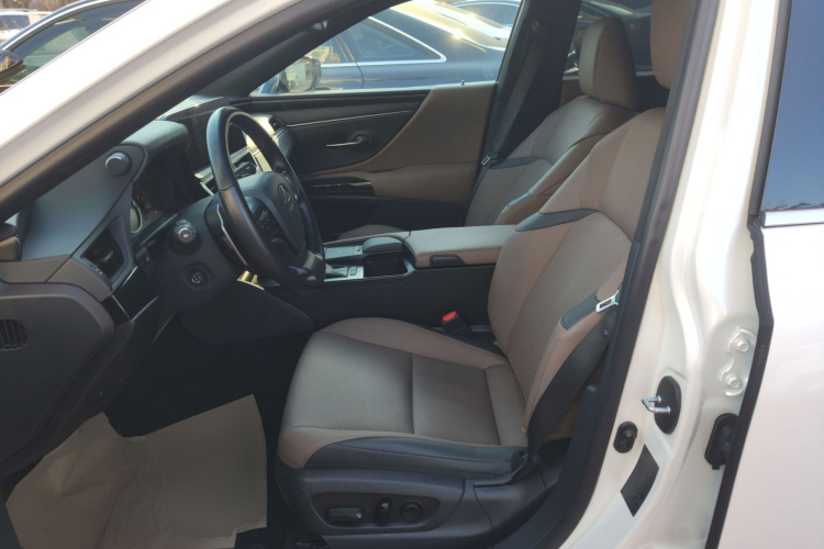 雷克萨斯ES 2021款 200 卓越版中控内饰19