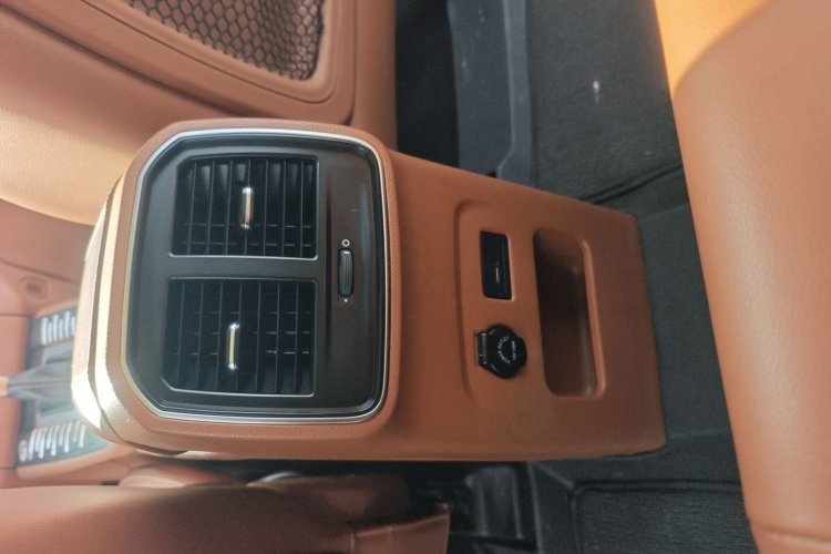 众泰SR9 2017款 2.0T 自动极致之心版中控内饰7010