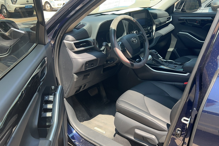 丰田 汉兰达 2022款 双擎 2.5L 两驱精英版 5座中控内饰7002