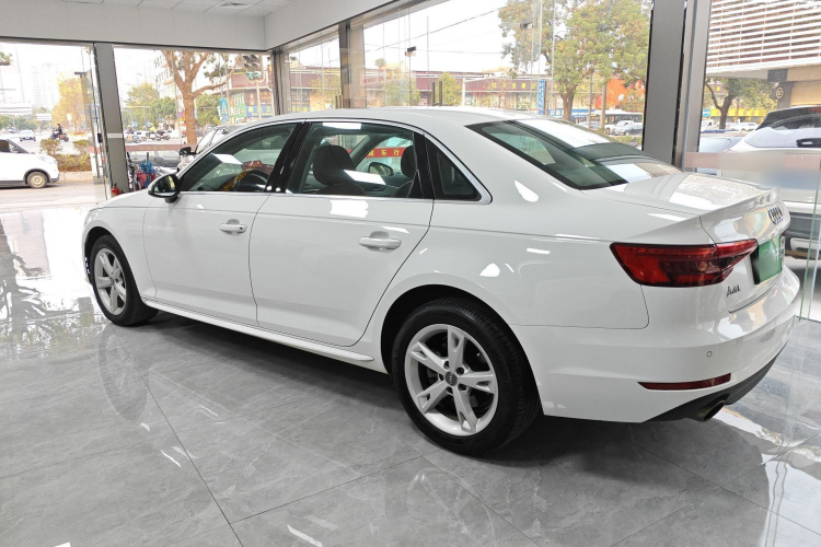 奥迪A4L 2017款 40 TFSI 时尚型车身外观4